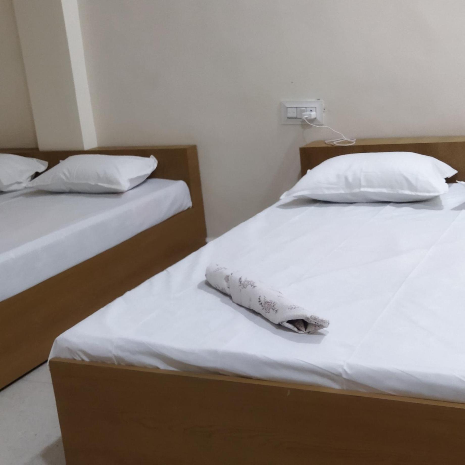 Shree Gajlaxmi Hotel Walking Distance From Mahakaleswar Ujjain Eksteriør bilde