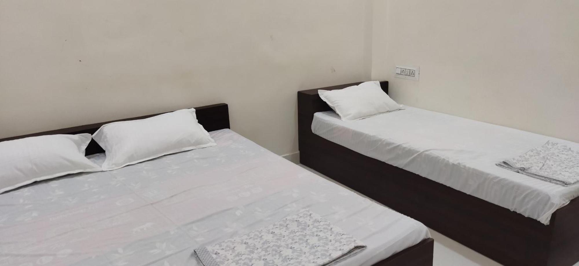 Shree Gajlaxmi Hotel Walking Distance From Mahakaleswar Ujjain Eksteriør bilde